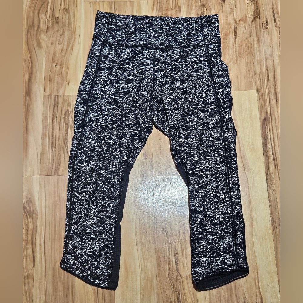 Lululemon Womens Crop With Mesh - Size 8